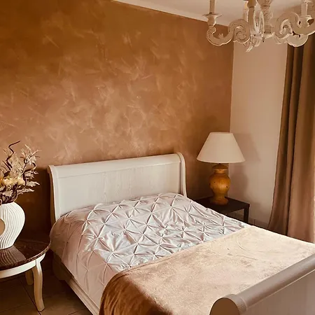 Le Chant Des Oiseaux - Au Pied De La Voie Cyclable * Crevechamps