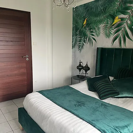 Le Chant Des Oiseaux - Au Pied De La Voie Cyclable * Crevechamps