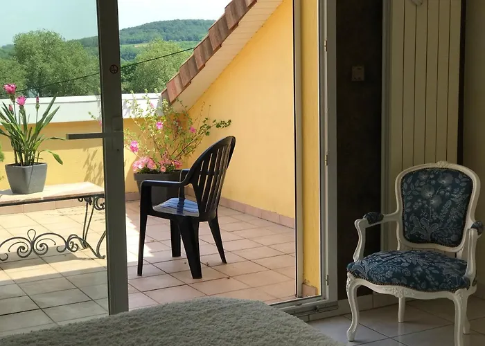 Le Chant Des Oiseaux - Au Pied De La Voie Cyclable * Crevechamps