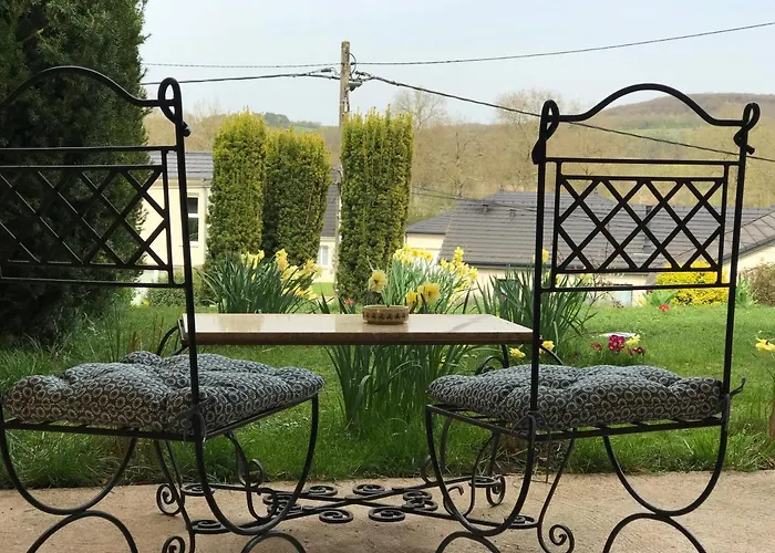 Le Chant Des Oiseaux - Au Pied De La Voie Cyclable