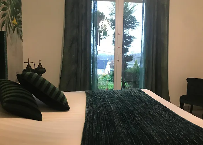 Le Chant Des Oiseaux - Au Pied De La Voie Cyclable