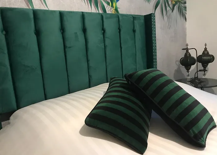 Le Chant Des Oiseaux - Au Pied De La Voie Cyclable * Crevechamps