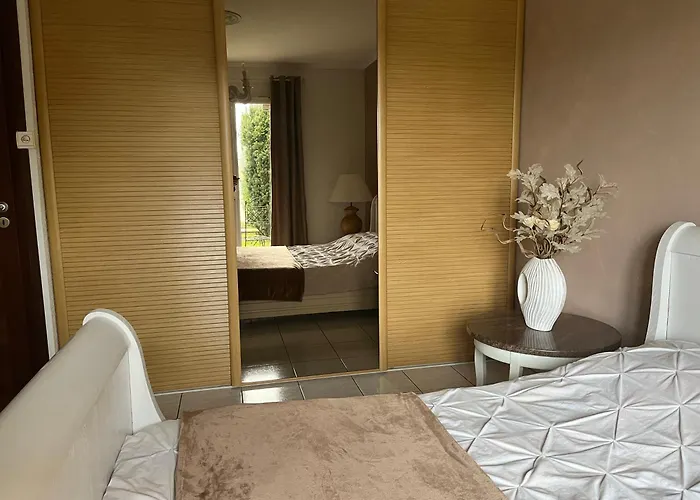 Le Chant Des Oiseaux - Au Pied De La Voie Cyclable * Crevechamps