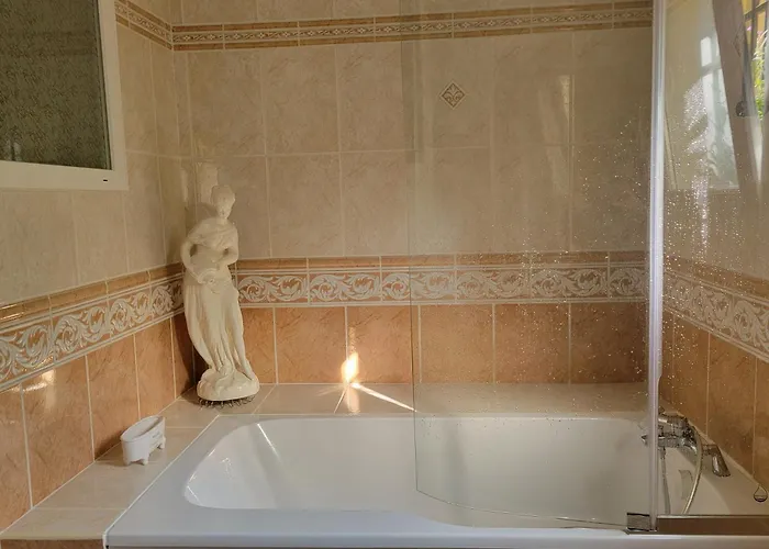 Le Chant Des Oiseaux - Au Pied De La Voie Cyclable * Crevechamps